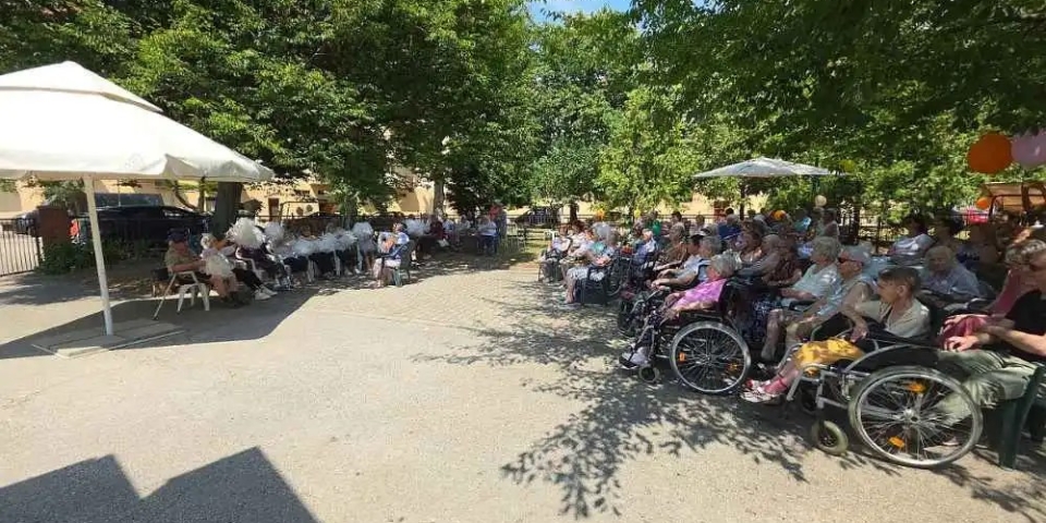 Zenével és mosollyal telt a délután a „Méltó Élet Esélye” Idősek Otthonában