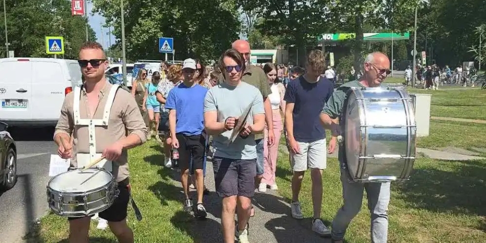 Nyugvópontra ért az ajkai zeneiskola és a Zöldikék óvoda ügye: Tiltakozás helyett köszönő felvonulást tartottak szombaton