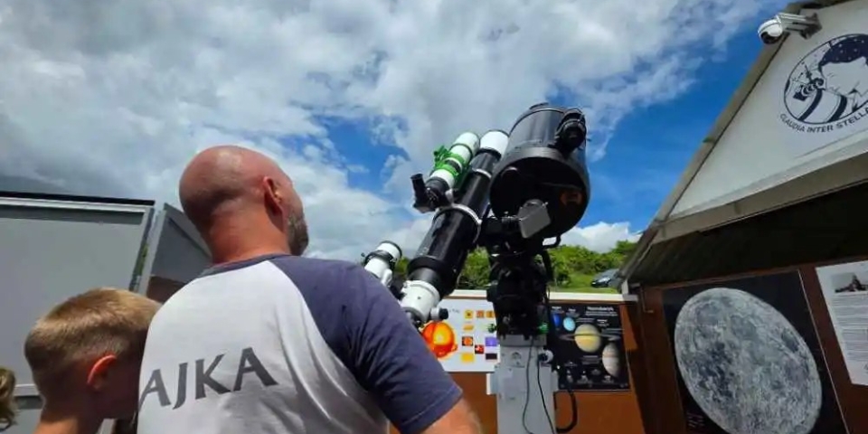 Kozmikus csodák Ajkán: Személyes bepillantás a Claudia Interstellaris Csillagvizsgáló mindennapjaiba