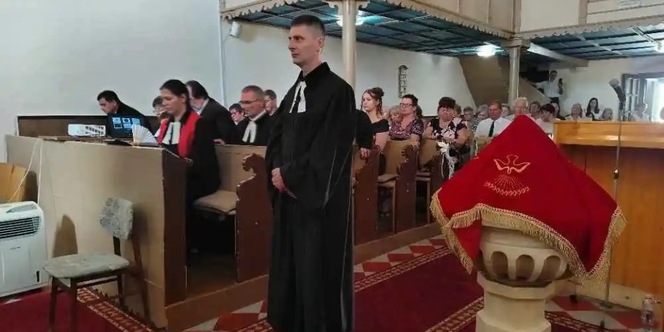 Új lelkészt szenteltek fel az ajkai evangélikus templomban